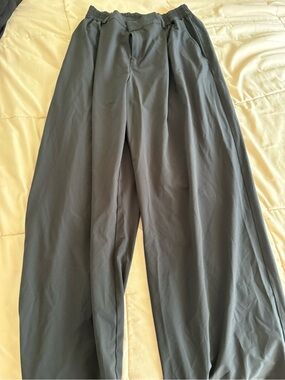 ALO Yoga women’s Wide-Leg Pants in black, size small
